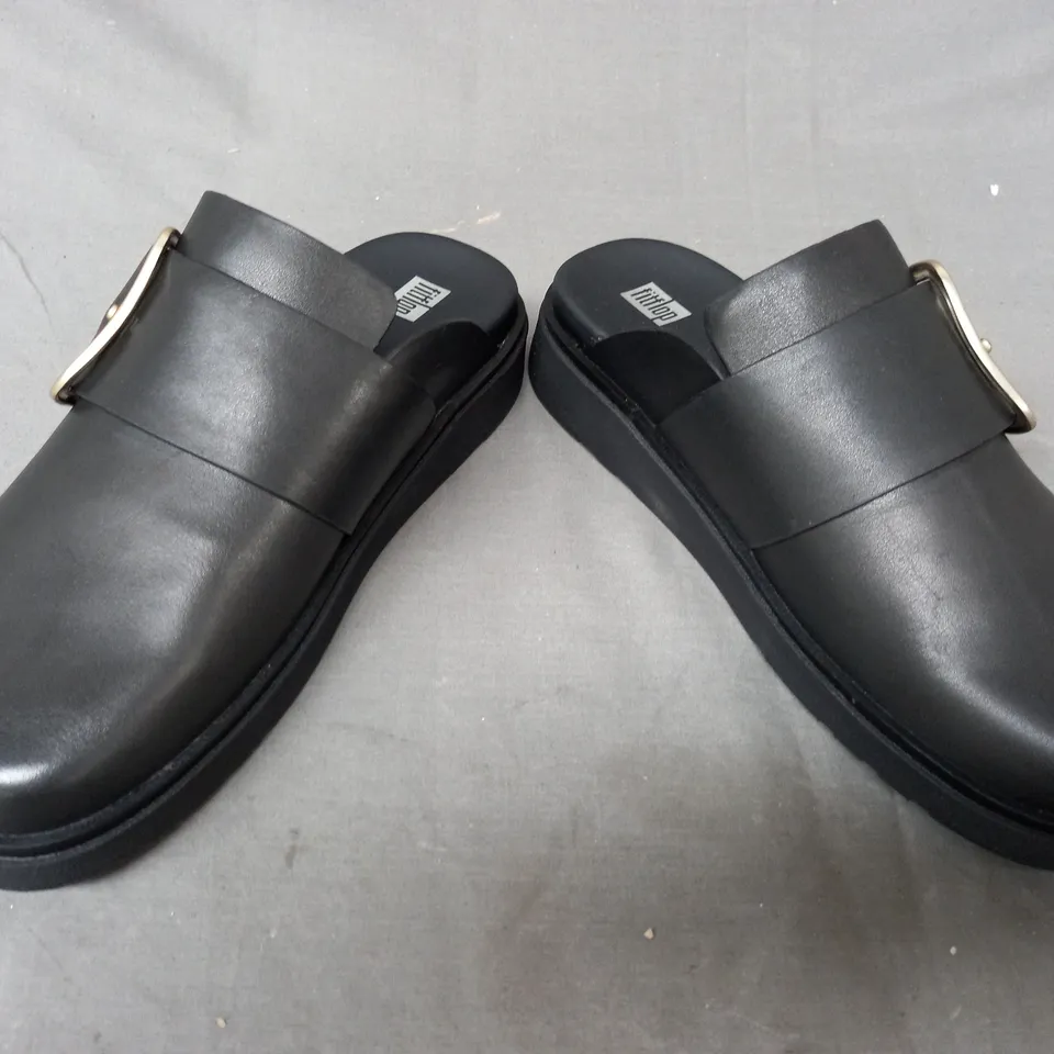 PAIR OF FITFLOP CLOSED TOE BACKLESS SHOES IN BLACK UK SIZE 6