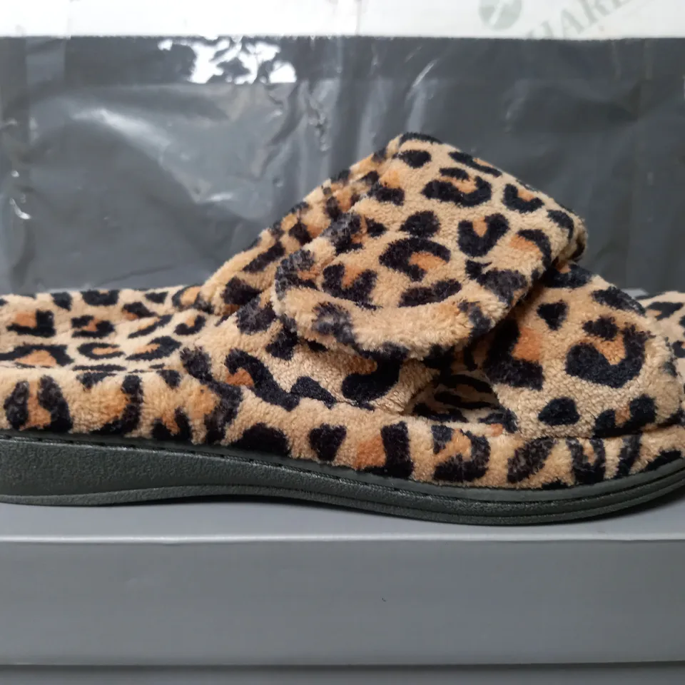 VIONIC INDULGE RELAX SLIPPERS IN LEOPARD PRINT - UK 6