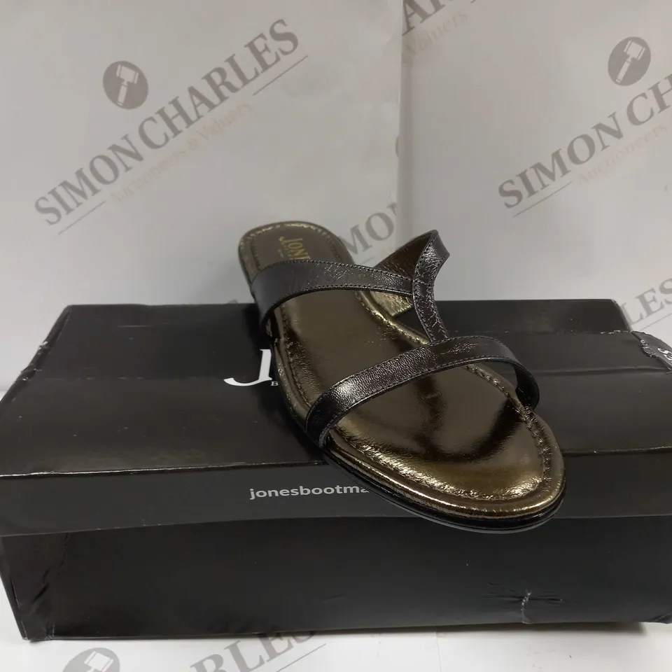 BOXED PAIR OF JONES BOOTMAKER FLAT SANDALS UK SIZE 5