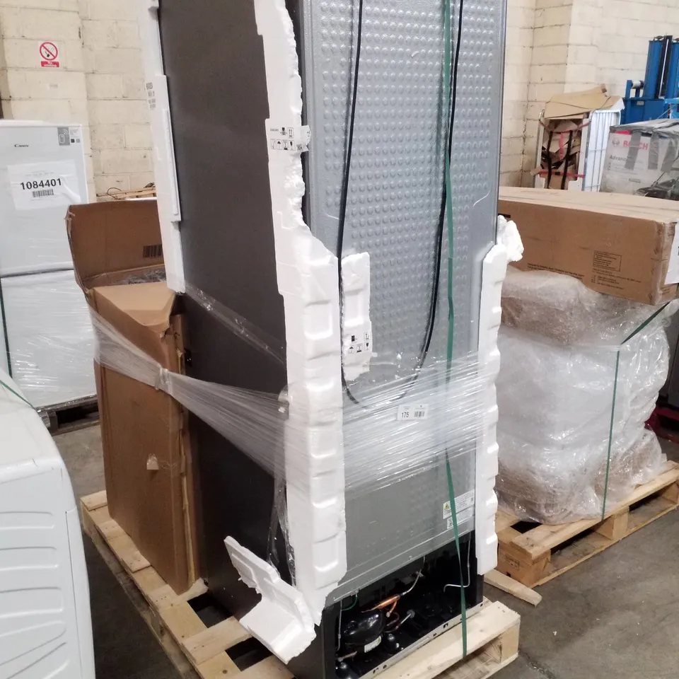 SAMSUNG RB34T602ESAEU 7030 FRIDGE FREEZER SILVER AND HOOVER H-WASH 500 FREESTANDING WASHING MACHINE BLACK - UNPROCESSED RAW RETURNS