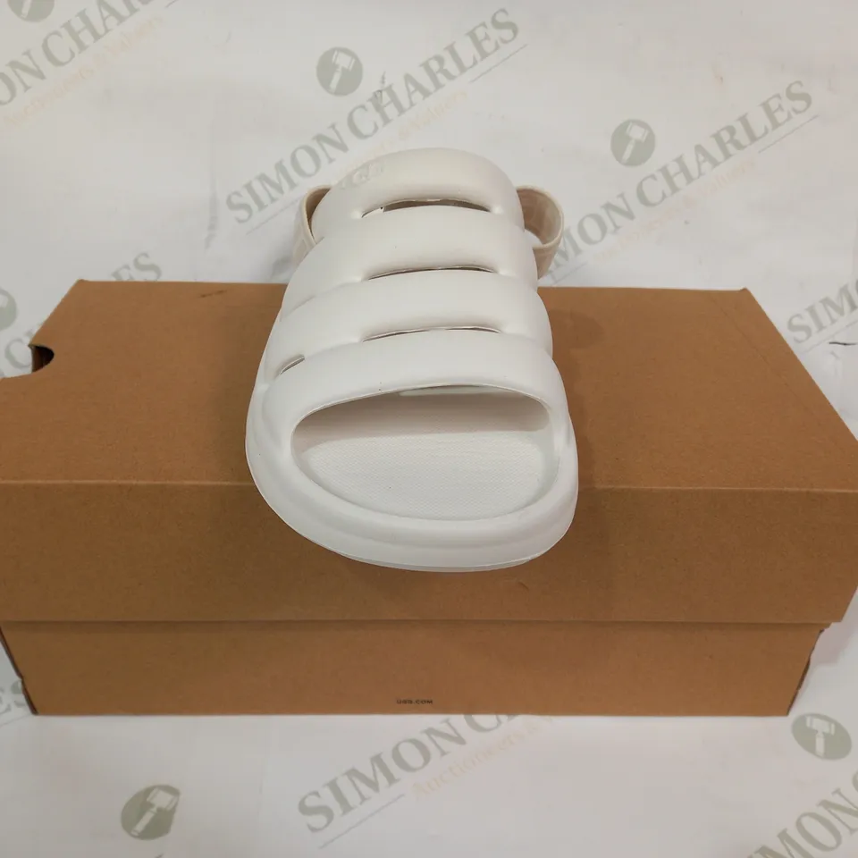 BOXED PAIR OF UGG W SPORT YEAH OPEN TOE SANDALS IN WHITE UK SIZE 6