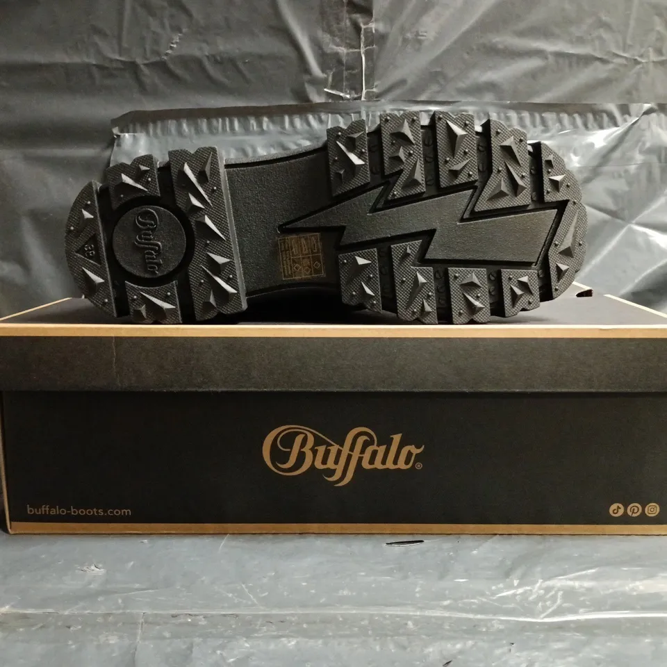 BOXED PAIR OF BUFFALO ASPHA NC MID ANKLE BOOTS IN BLACK SIZE UK 5