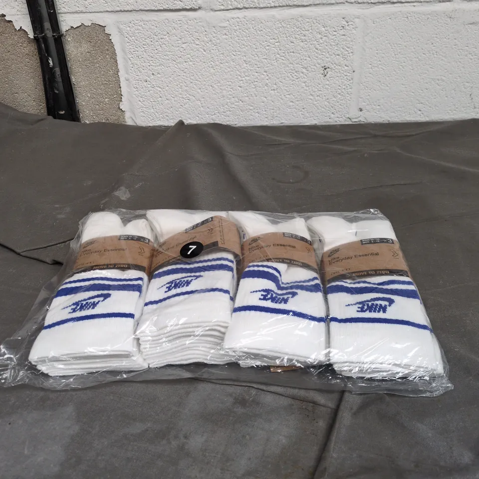 4 X NIKE 3 PACK WHITE SOCKS WITH BLUE DETAIL. MEN 8 - 12, WOMEN 10 - 13