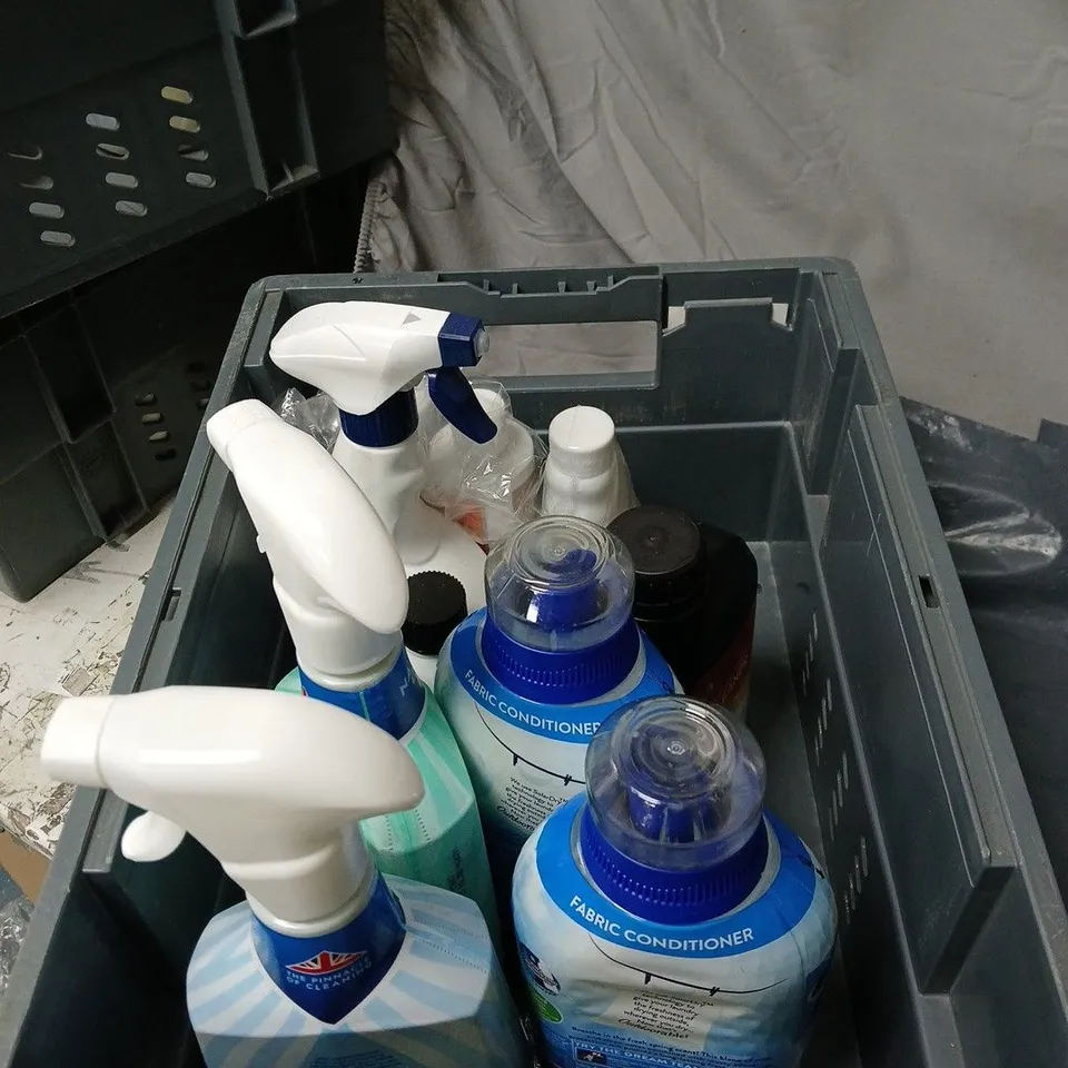 APPROXIMATELY 12 ASSORTED HOUSEHOLD ITEMS TO INCLUDE ASTONISH, LENOR, DR BECKMANN ETC