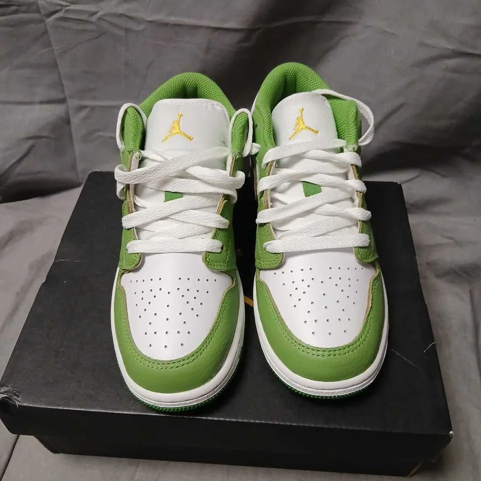 NIKE AIR JORDAN 1 LOW SE BG YOUTH SNEAKERS – UK4 WHITE/GREEN
