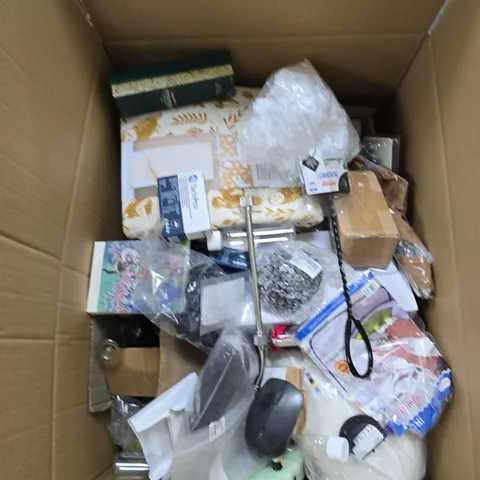 BOX OF ASSORTED HOMEWARE ITEMS TO INCLUDE DUVET SETS, PLATES AND THROWS