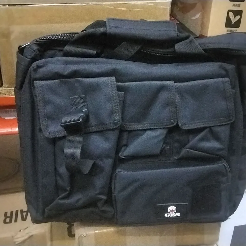 LAPTOP MESSENGER BAG IN BLACK 