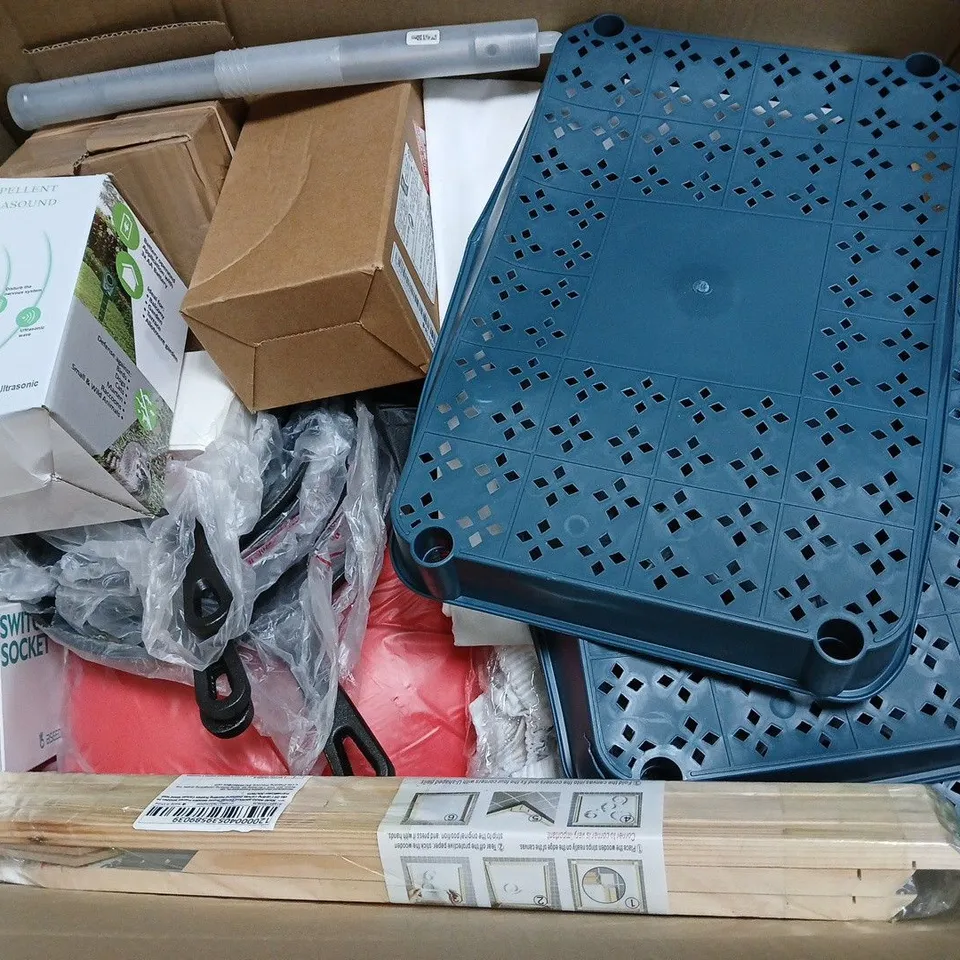 BOX OF APPROXIMATELY 15 ASSORTED ITEMS TO INCLUDE -  NINJA SILICONE MITS , GROW IT BONSI TREE ETC
