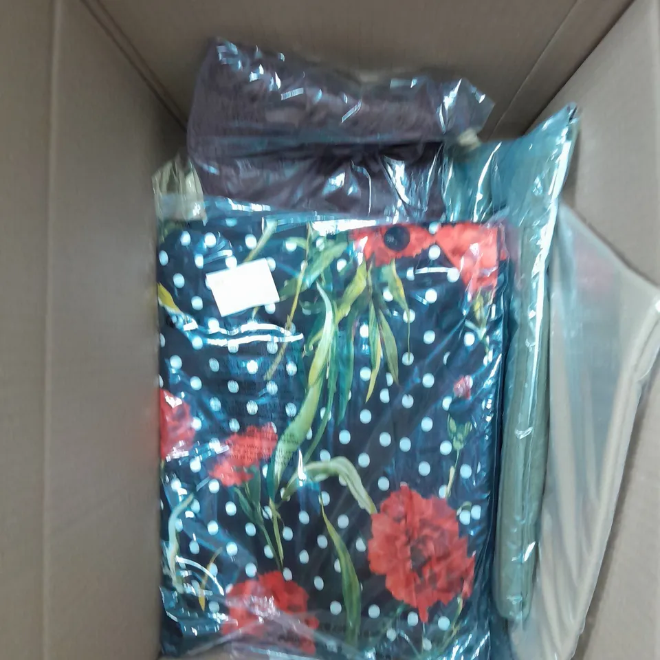 LOT OF APPROX 16 CLOTHING ITEMS IN VARIOUS STYLES, COLOURS AND SIZES 