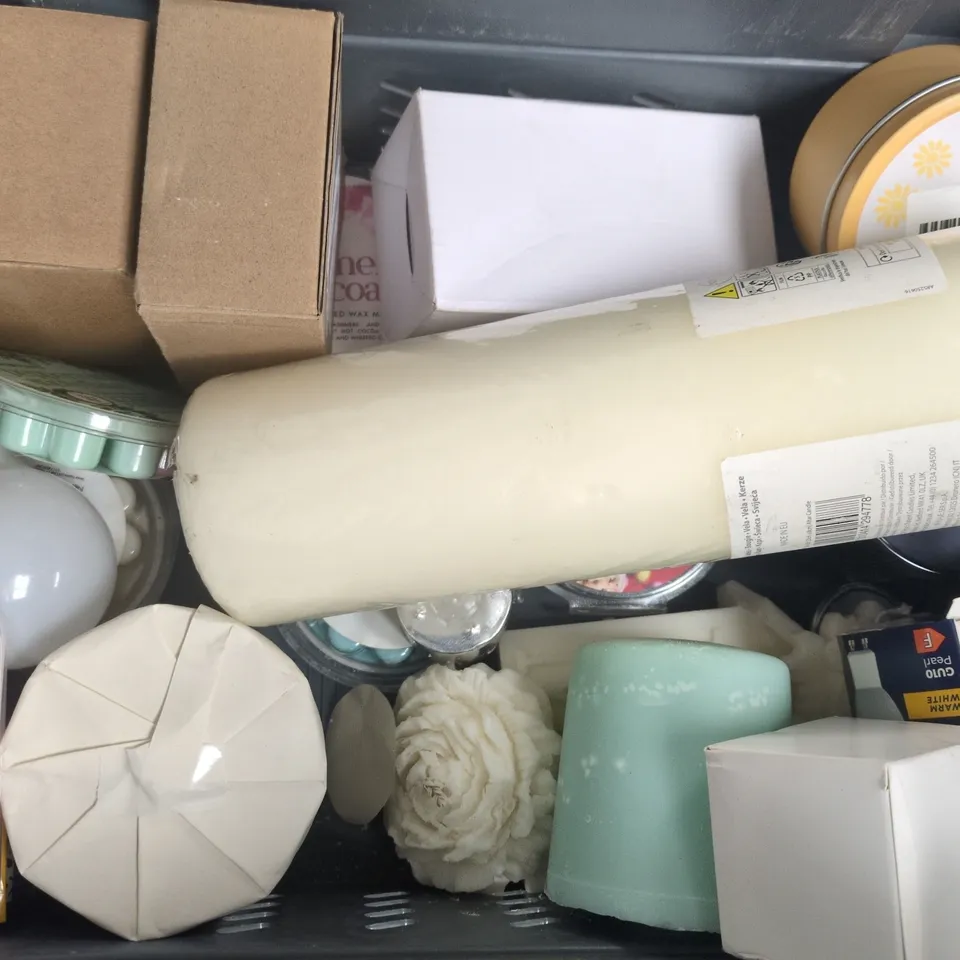 APPROXIMATELY 10 ASSORTED HOUSEHOLD ITEMS TO INCLUDE SCENTED CANDLE, SCENTED WAX MELT, ETC
