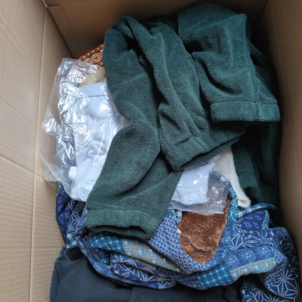 BOX OF APPROXIMATELY 20 ASSORTED CLOTHING ITEMS TO INCLUDE JEANS, WHITE FLUFFY TOP, DOG BEANIE ETC