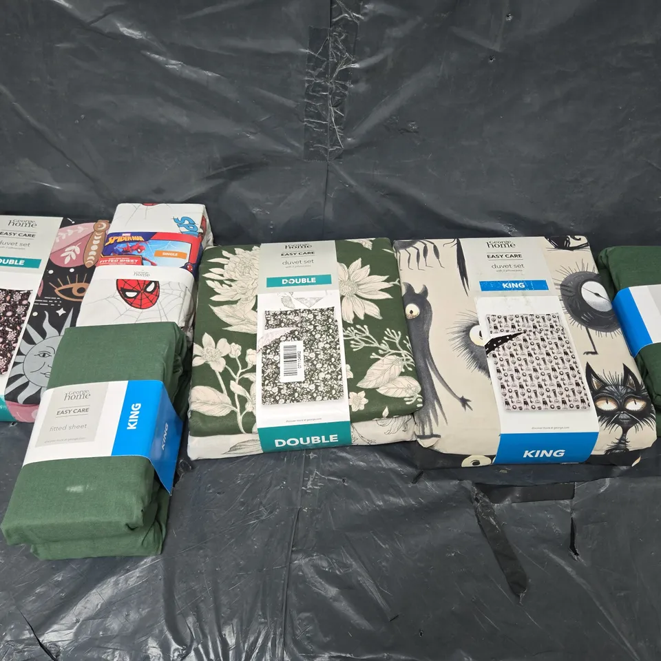 BOX OF APPROXIMATELY 12 ASSORTED BEDDING & SOFT FABRICS ITEMS TO INCLUDE - DUVET SET - FITTED SHEET ETC. 