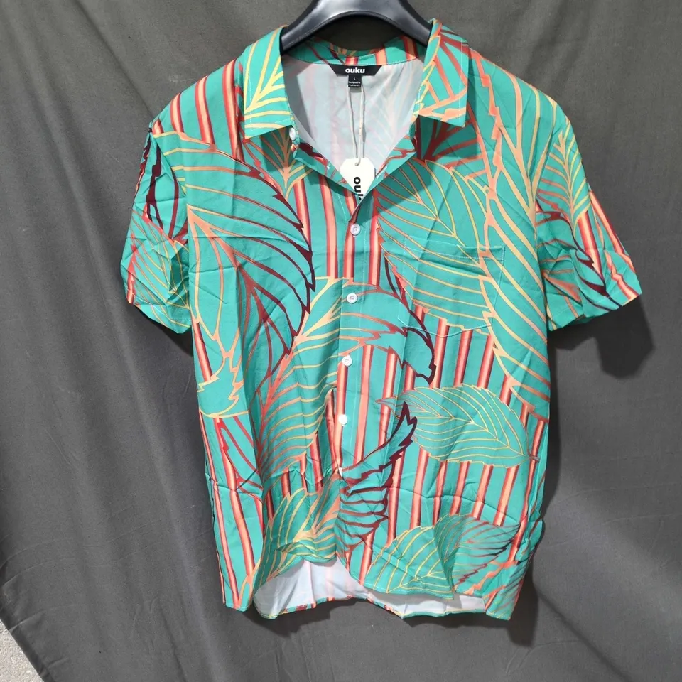 BOX OF APPROXIMATELY 20 ASSORTED CLOTHING ITEMS TO INCLUDE: FLORAL SHIRT AND BLUE JUMPER