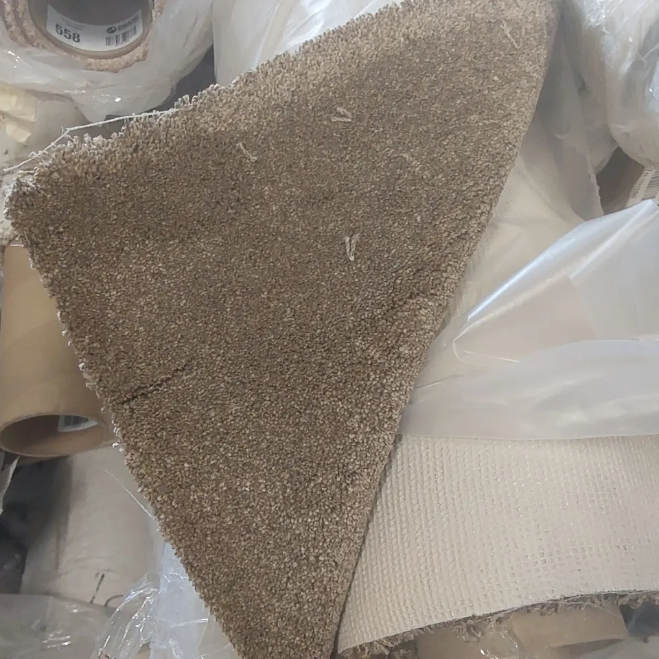 ROLL OF QUALITY CLASSIC CHARM CARPET - APPROXIMATELY 3 x 5m