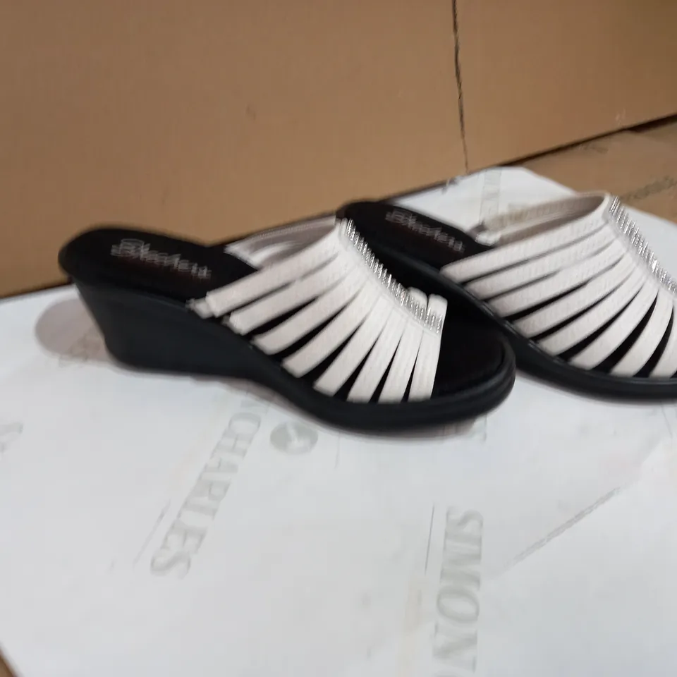 SKETCHERTS WITH MEMORY FOAM BLACK/WHITE SANDALS SIZE 6