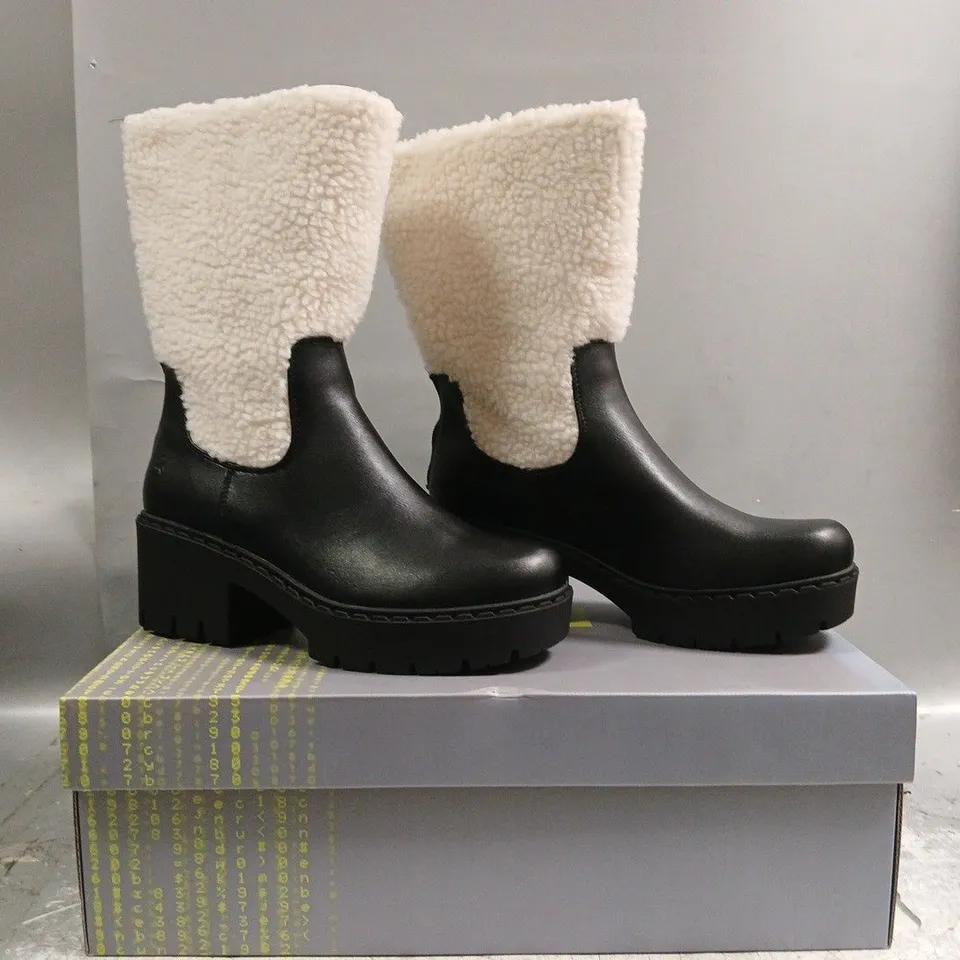 BOXED PAIR OF KOI TEXEL SHEARLING SWITCH BOOTS IN BLACK SIZE UK 8
