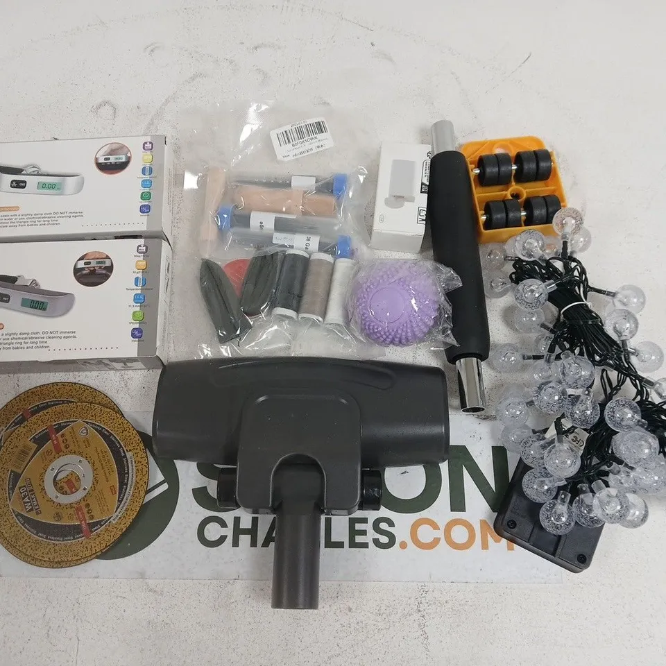 LOT OF ASSORTED HOUSEHOLD ITEMS TO INCLUDE LUGGAGE SCALES, STRING LIGHTS AND CUTTING DISCS