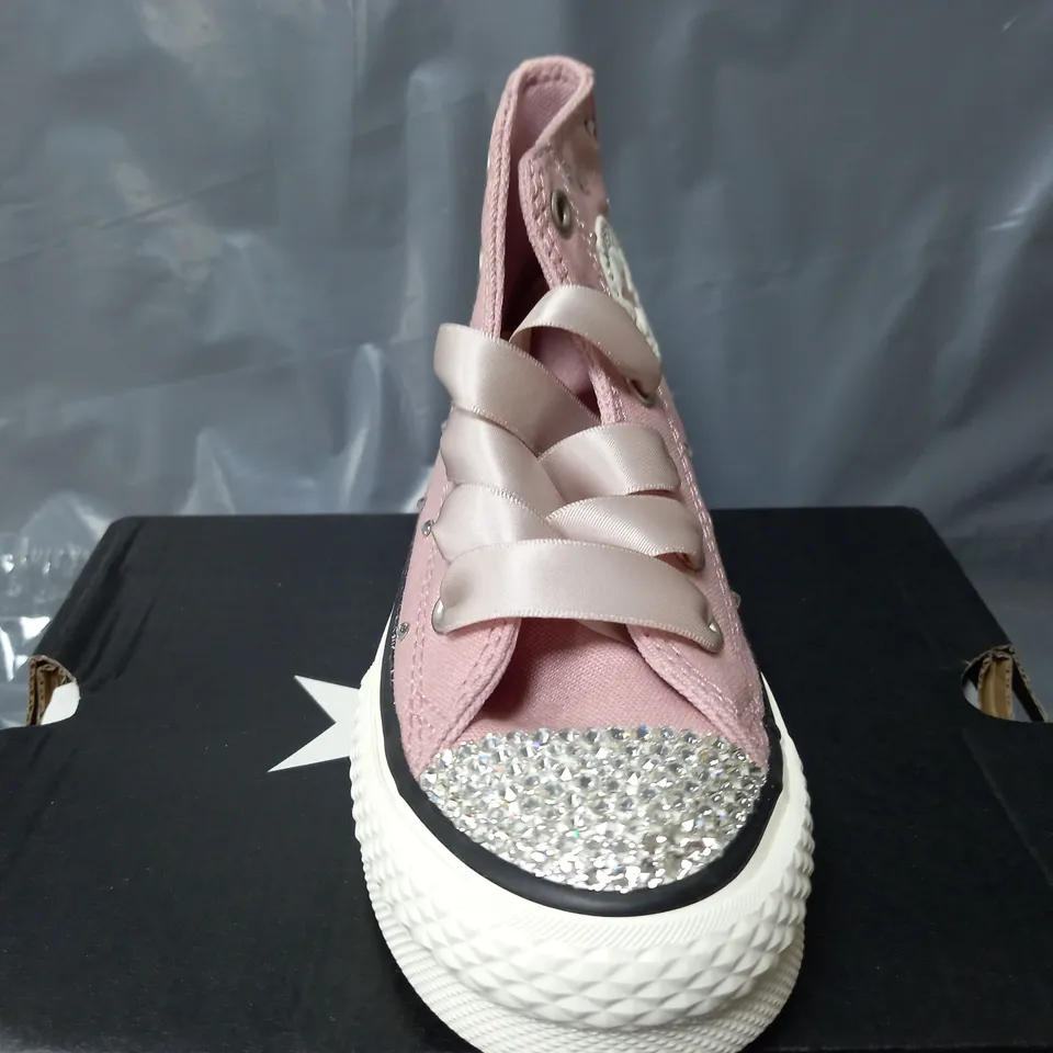 BOXED PAIR OF CONVERSE ALL STARS BRIDESMAID TRAINERS IN PINK - YOUTH UK 12