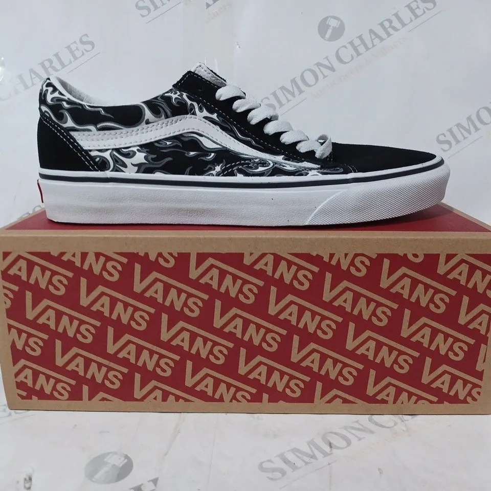 BOXED PAIR OF VANS OLD SKOOL SHOES IN BLACK/WHITE UK SIZE 7