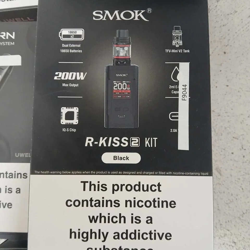 BOX OF APPROXIMATELY 40 ASSORTED E-CIGARETTES AND COMPONENTS TO INCLUDE: SMOK R-KISS2 DEVICE KIT 