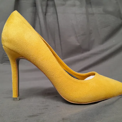 BOXED PAIR OF BIG TREE POINTED TOE HEELS IN YELLOW EU SIZE 39