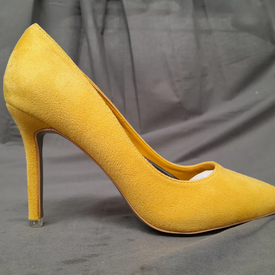 BOXED PAIR OF BIG TREE POINTED TOE HEELS IN YELLOW EU SIZE 39