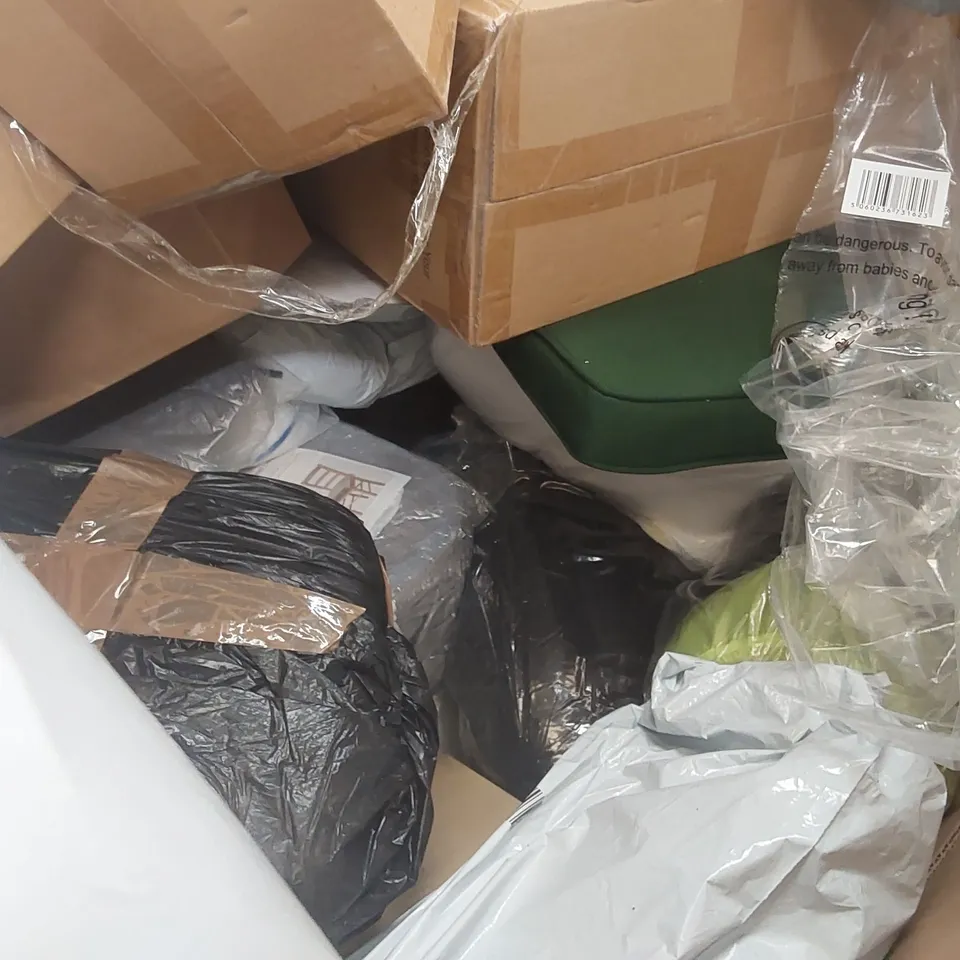 PALLET TO CONTAIN A LARGE ASSORTMENT OF PILLOWS AND CUSHIONS AND RELATED PRODUCTS // BRANDS MAY VARY