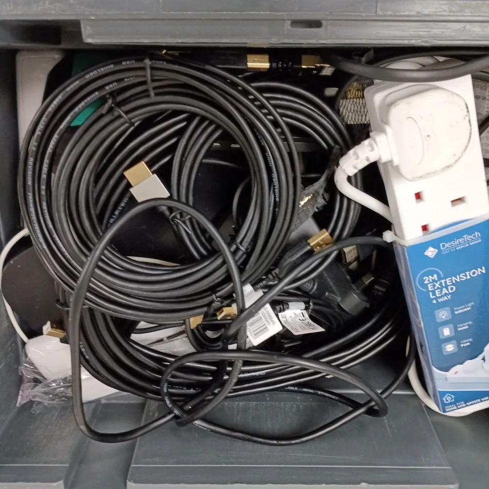 APPROXIMATELY 12 ASSORTED HOUSEHOLD ITEMS TO INCLUDE 2M EXTENSION LEAD, ROUTER, HDMI CABLE, ETC