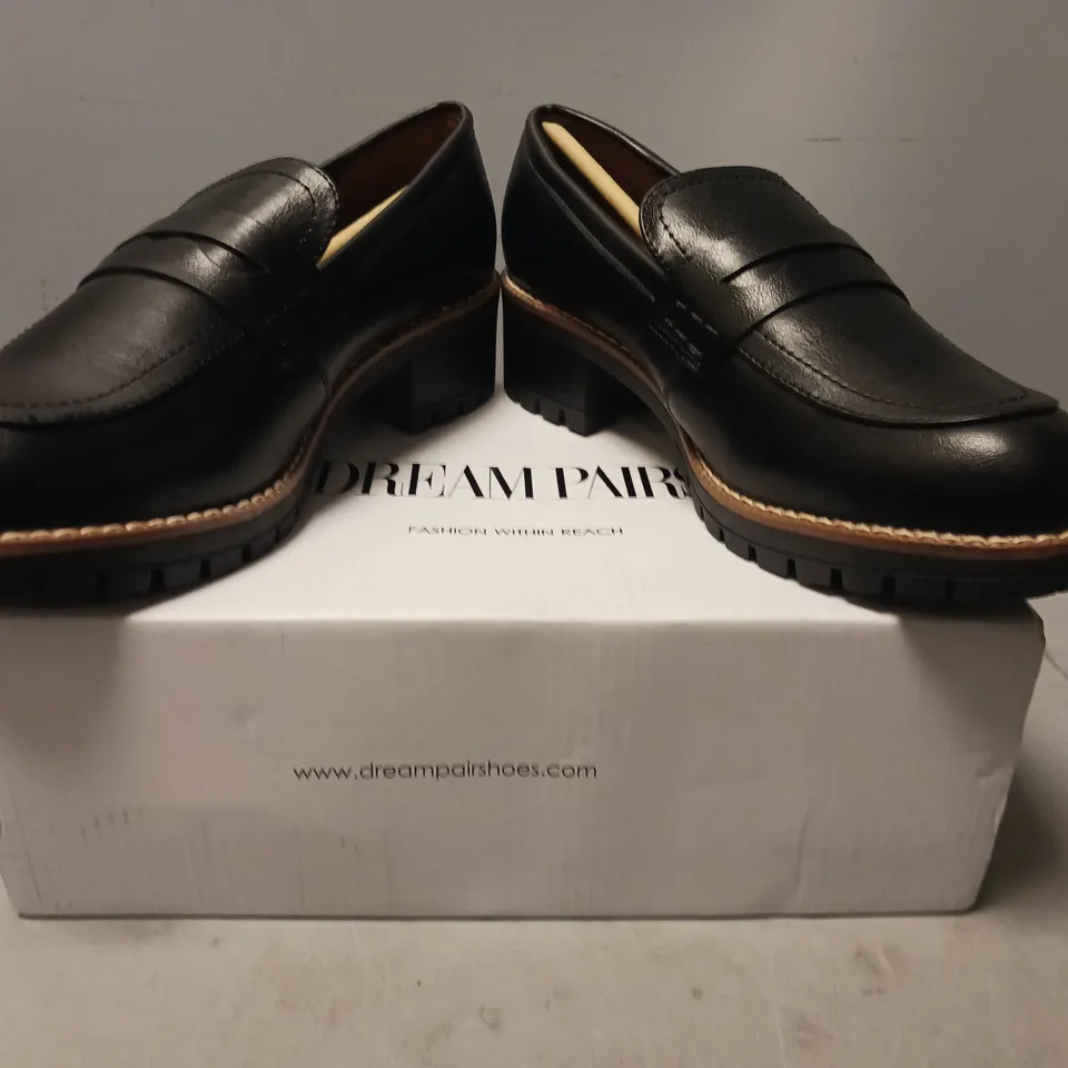 BOXED PAIR OF DREAM PAIRS LOW HEEL LOAFERS IN BLACK UK SIZE 6