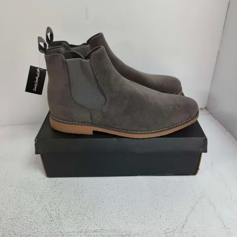 BOXED PAIR OF CHARLES SOUTHWELL KANSAS SHOES IN GREY - UK 10