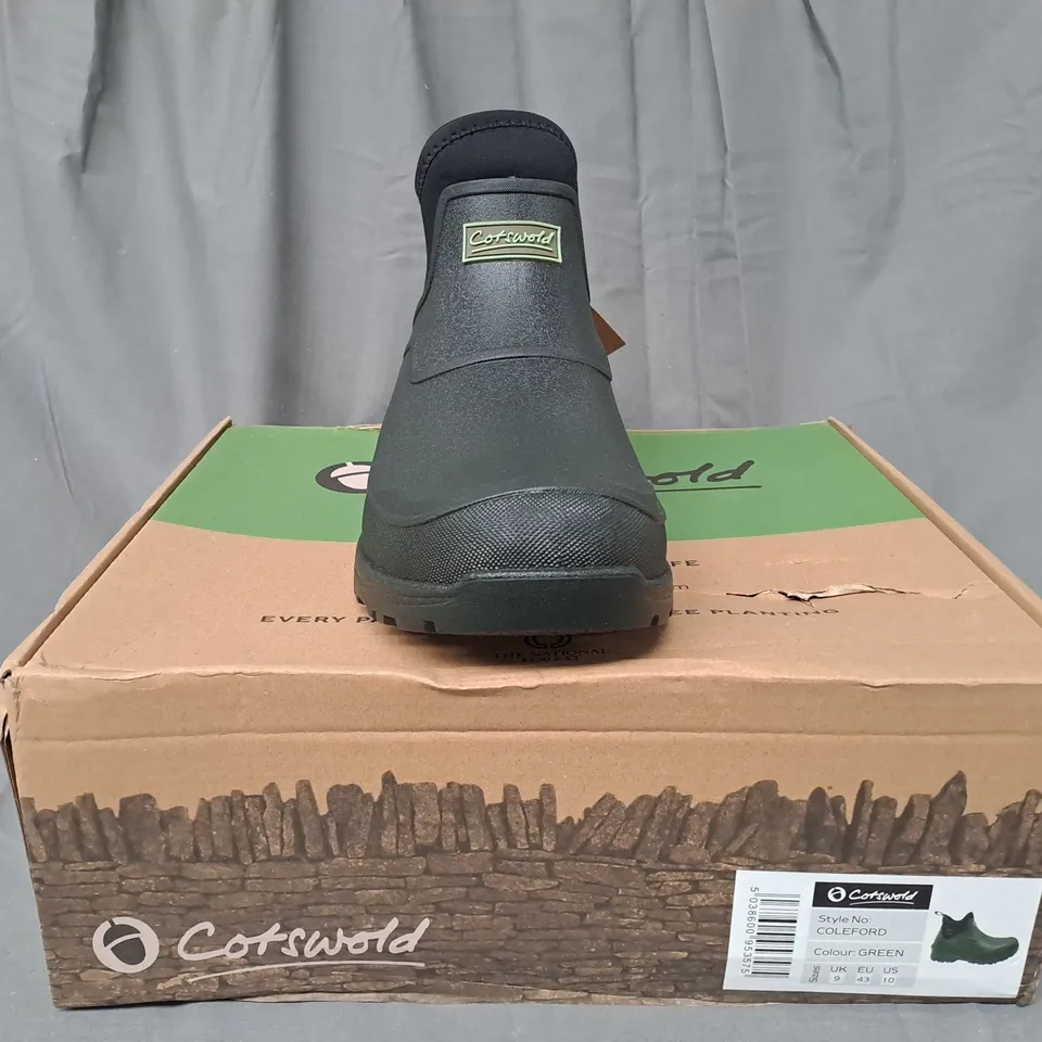 BOXED PAIR OF COTSWOLD WELLINGTON BOOTS IN GREEN UK SIZE 9