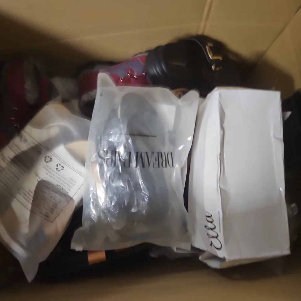 APPROXIMATELY 20 ASSORTED PAIRS OF SHOES AND FOOTWEAR ITEMS IN VARIOUS STYLES AND SIZES TO INCLUDE FASHION, SHEIN, GLAMOROUS, ETC
