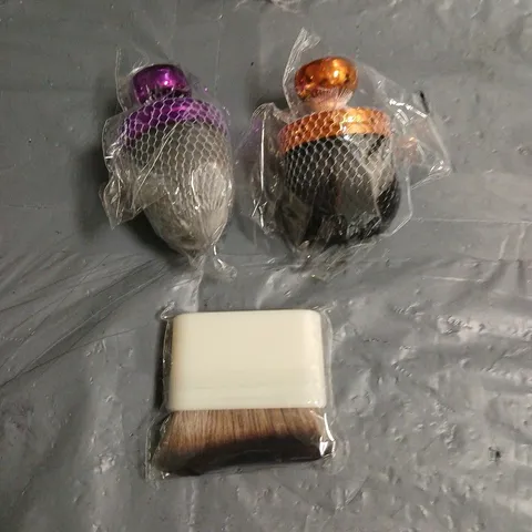 APPROXIMATELY 20 SELF-TANNING/MAKEUP BODY BRUSHES