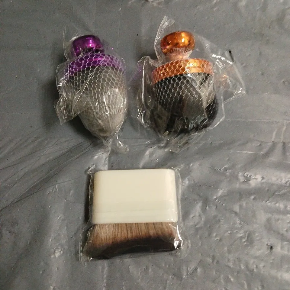 APPROXIMATELY 20 SELF-TANNING/MAKEUP BODY BRUSHES