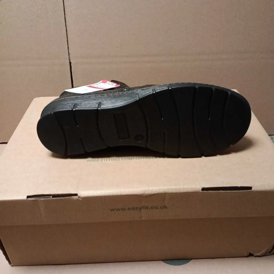 BOXED PAIR OF EASYFIT RELIF BOOTS IN BLACK - 10