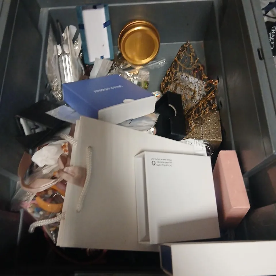 LARGE QUANTITY OF ASSORTED JEWELLERY AND ACCESSORIES