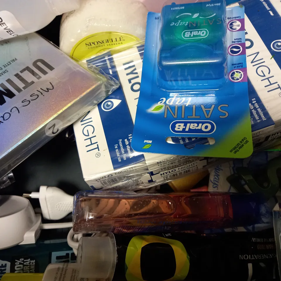BOX OF APPROX 15 ASSORTED BEAUTY PRODUCTS TO INCLUDE NIP+FAB GLYCOLIC SCRUB, FFOR RE:VAMP SHAMPOO, CLEAN SHAVEN SHAVE GEL, ETC