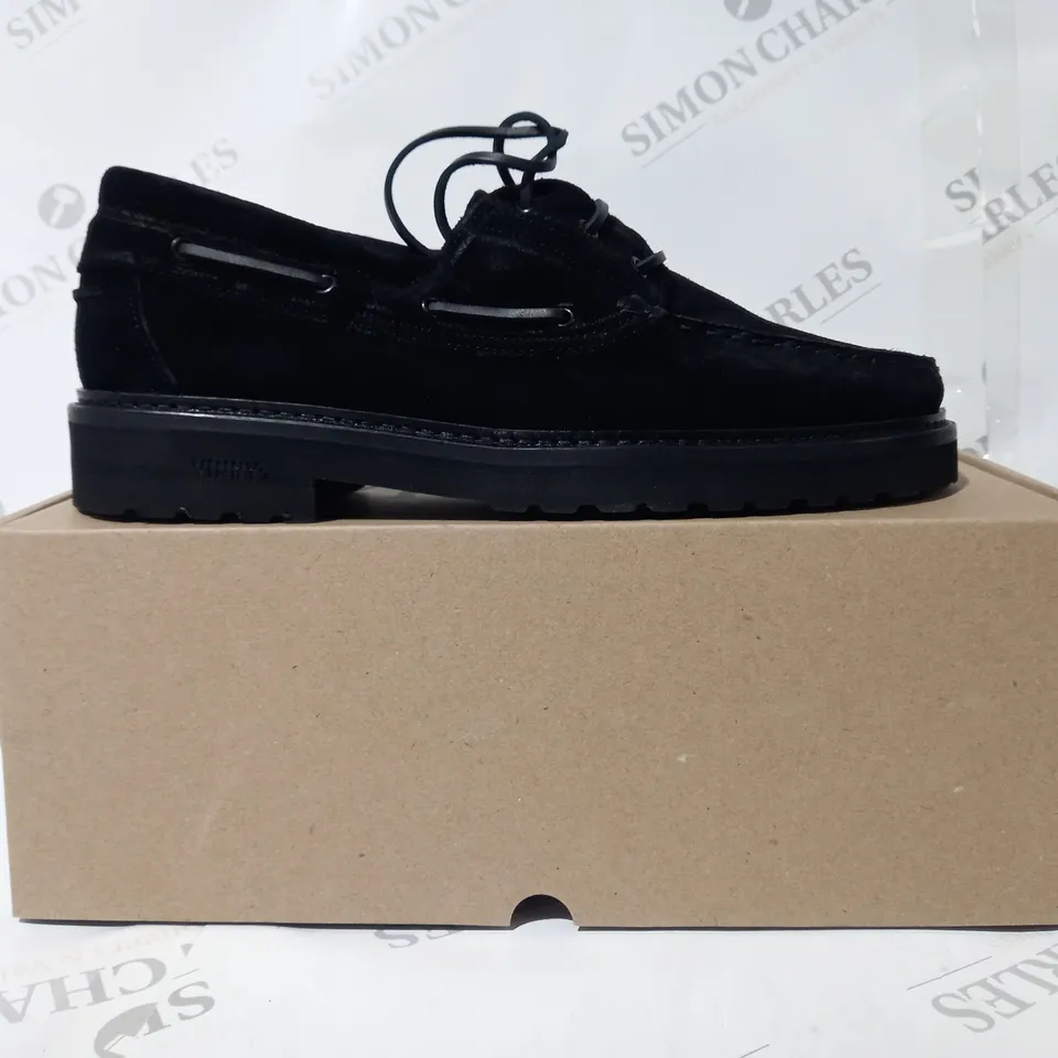 BOXED PAIR OF VINNY'S AZTEC BOAT SHOE IN BLACK UK SIZE 10