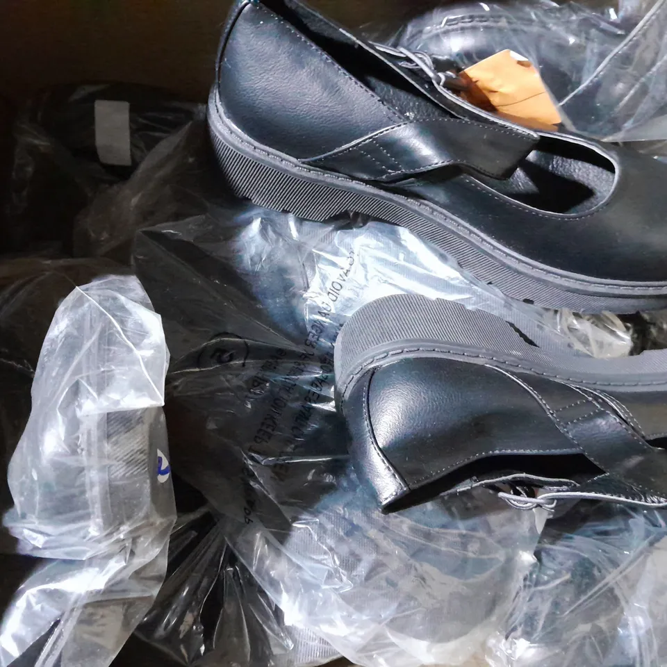 APPROXIMATELY 10 PAIRS OF KIDS FLAT MARY JANE SHOES SIZE 1  