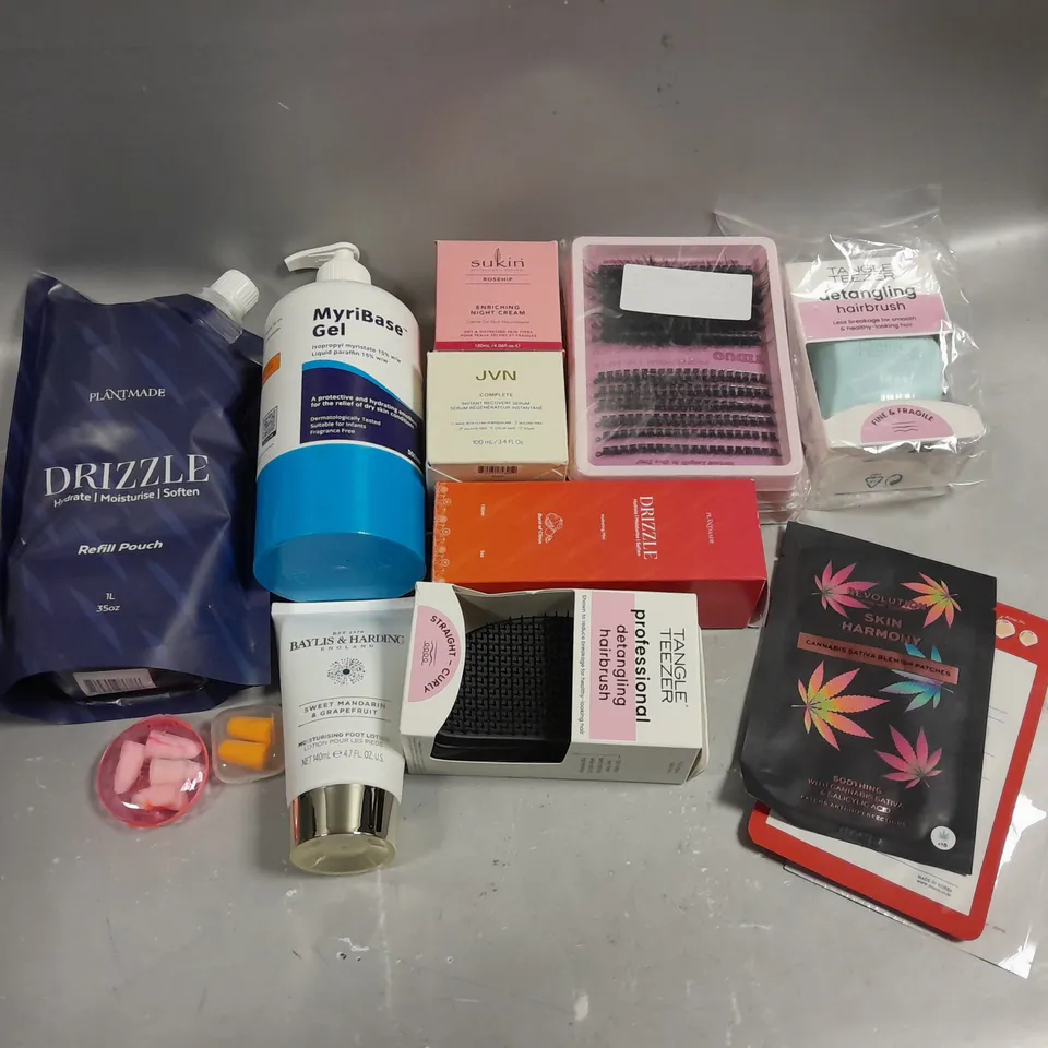 BOX OF APPROXIMATELY 15 COSMETIC ITEMS TO INCLUDE DETANGLING HAIRBRUSH, SUKIN NIGHT CREAM, JVN RECOVERY SERUM, ETC 