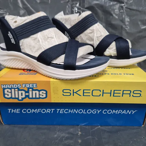 BOXED PAIR OF SKECHERS ULTRA FLEX OPEN TOE SANDALS IN NAVY SIZE 6.5