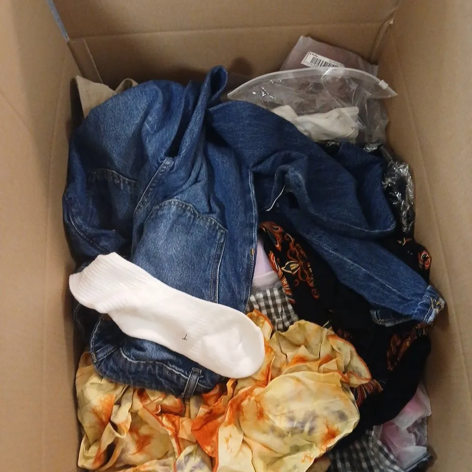 BOX OF APPROXIMATELY 25 ASSORTED CLOTHING ITEMS TO INCLUDE KLASS, NIKE SOCKS ETC