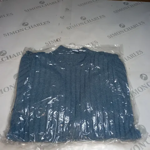 APPROX 5 LIGHT BLUE CREW NECK SWEATERS