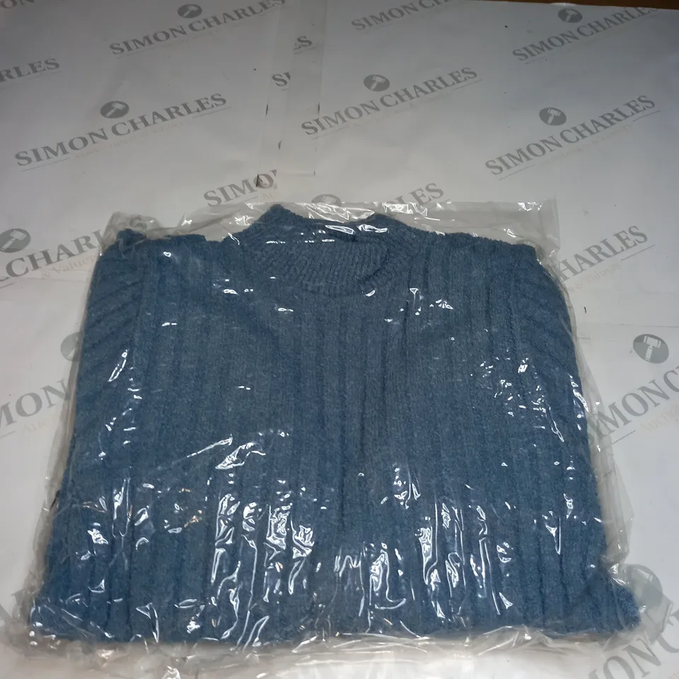APPROX 5 LIGHT BLUE CREW NECK SWEATERS 