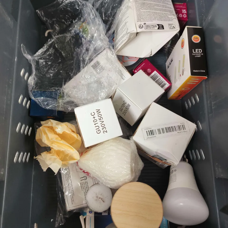 APPROXIMATELY 10 ASSORTED HOUSEHOLD PRODUCTS TO INCLUDE SCENTED CANDLES & BULBS