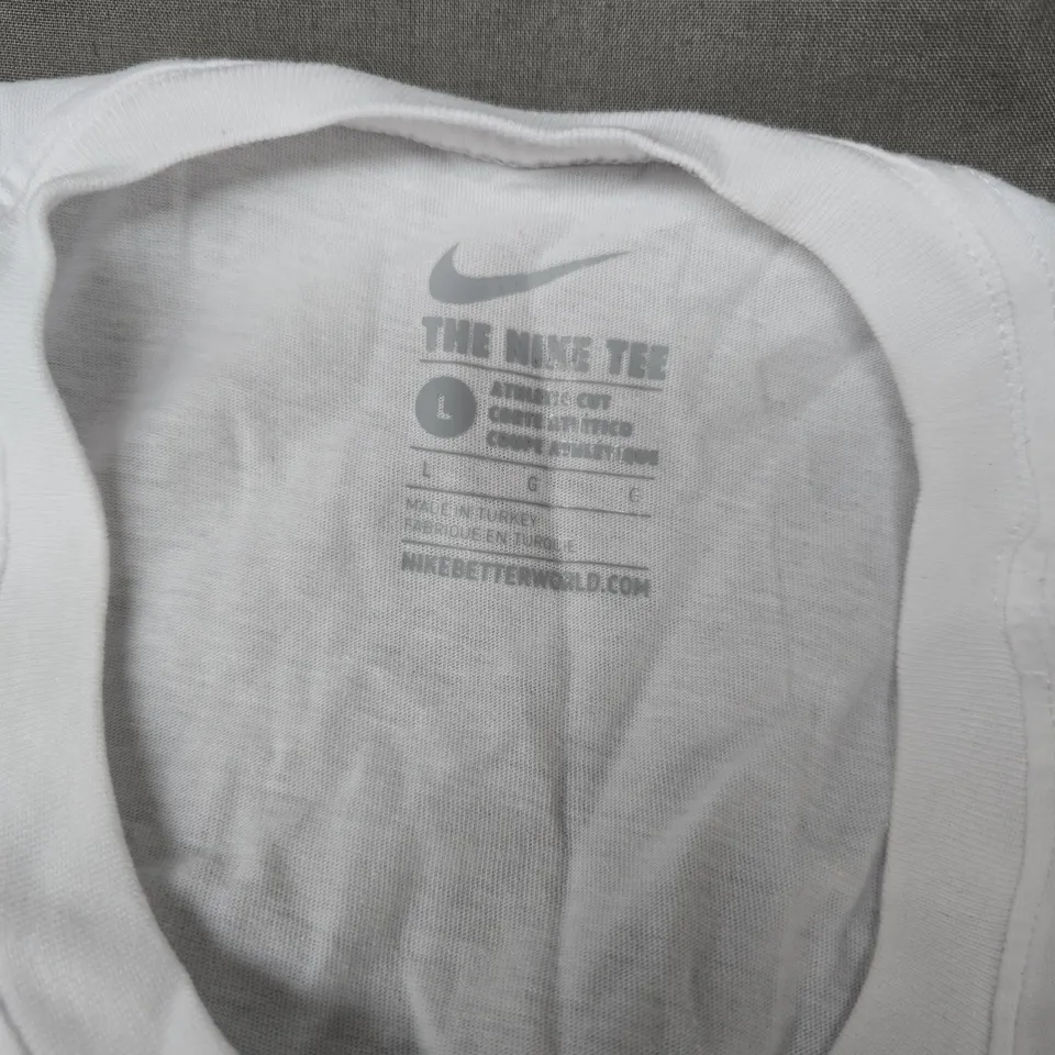 NIKE THE NIKE TEE IN WHITE - LARGE