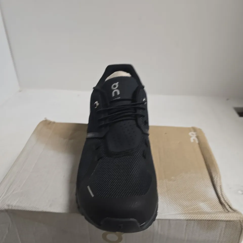 BOXED PAIR OF ON RUNNING CLOUD 5 ALL BLACK TRAINERS - UK 9.5