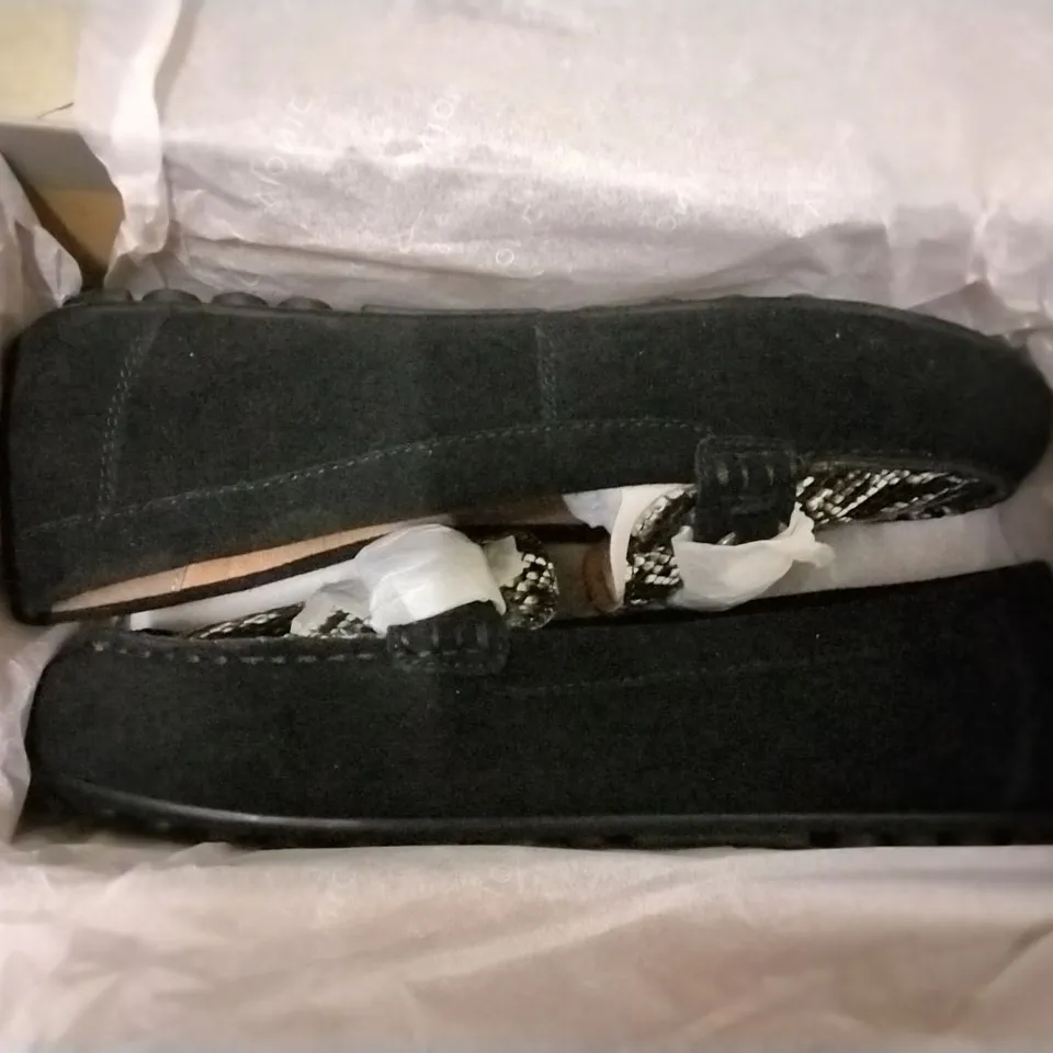 3 VIONIC BOXES CONTAINING 2 × HONOR DAYNA BLACK LOAFERS SIZE 7, HONOR DAYNA GREY LOAFERS SIZE 7 