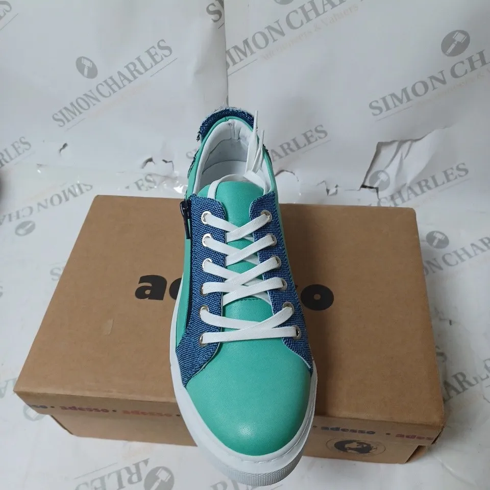 BOXED PAIR OF ADESSO FAYE ZIP TRAINERS IN BLUE/TURQUOISE - SIZE 6