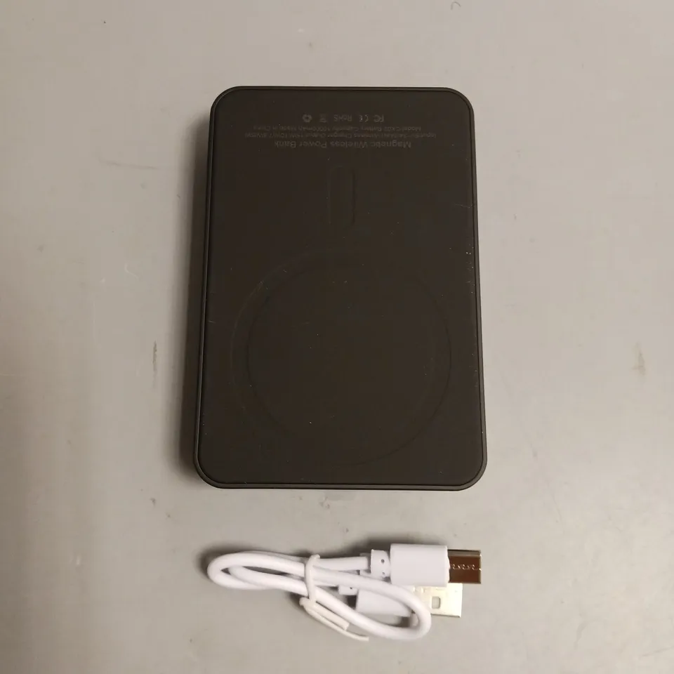UNBRANDED WIRELESS FAST CHARGING MAGNETIC POWERBANK IN BLACK CHARGING CABLE INCLUDED